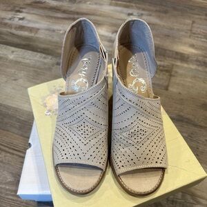 NIB Very G Jean bootie wedge sandals size 10 in the color cream